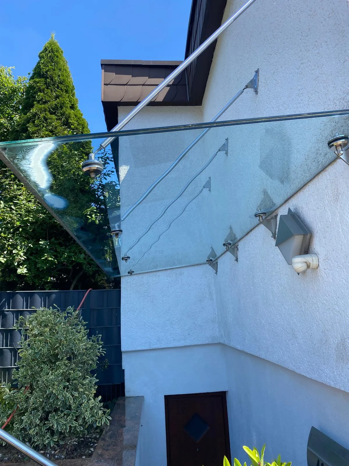 Glasvordach nach der Reinigung