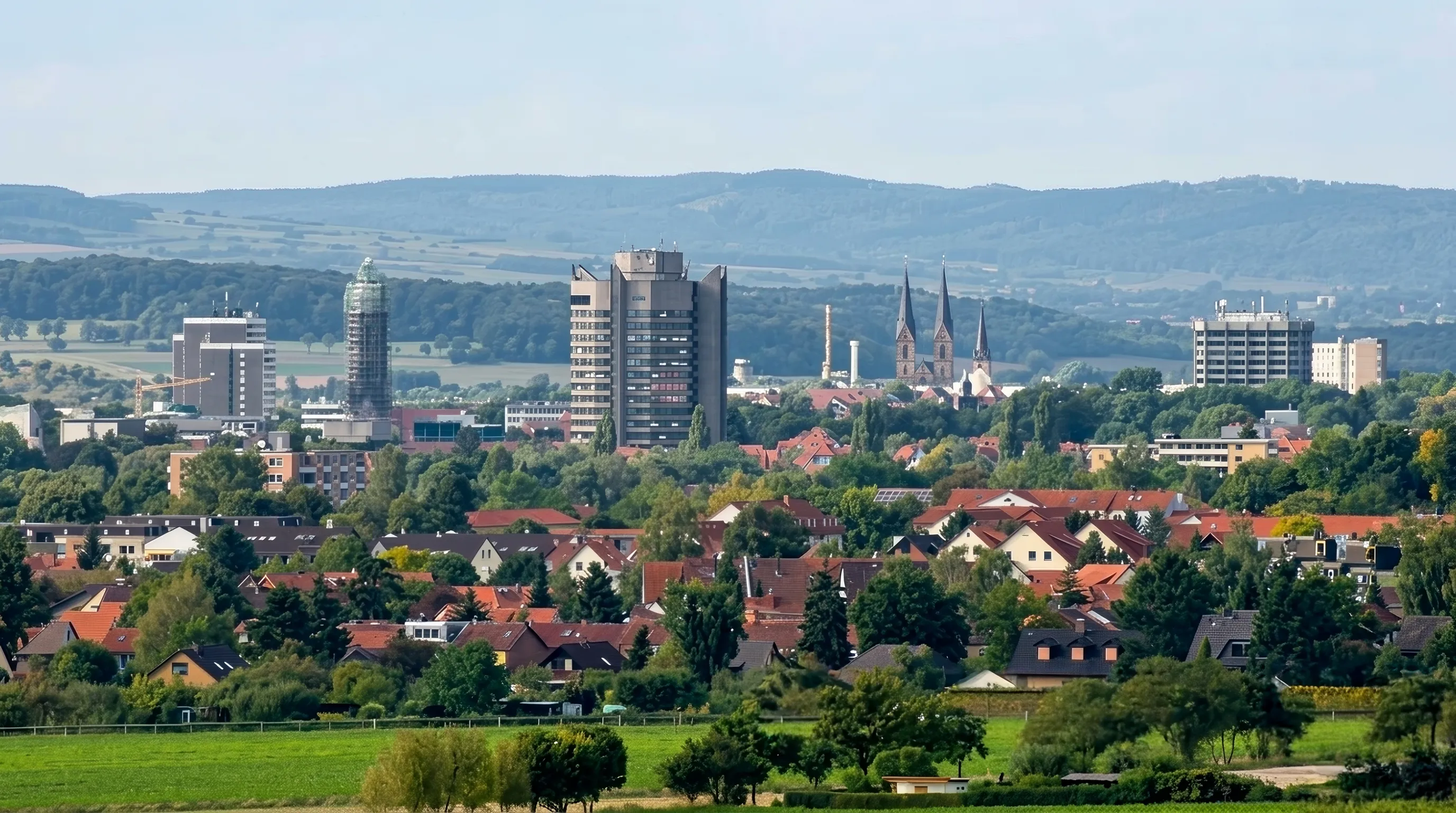 Blick über Göttingen mit den Türmen der Jacobikirche und dem umgebenden Hügelland